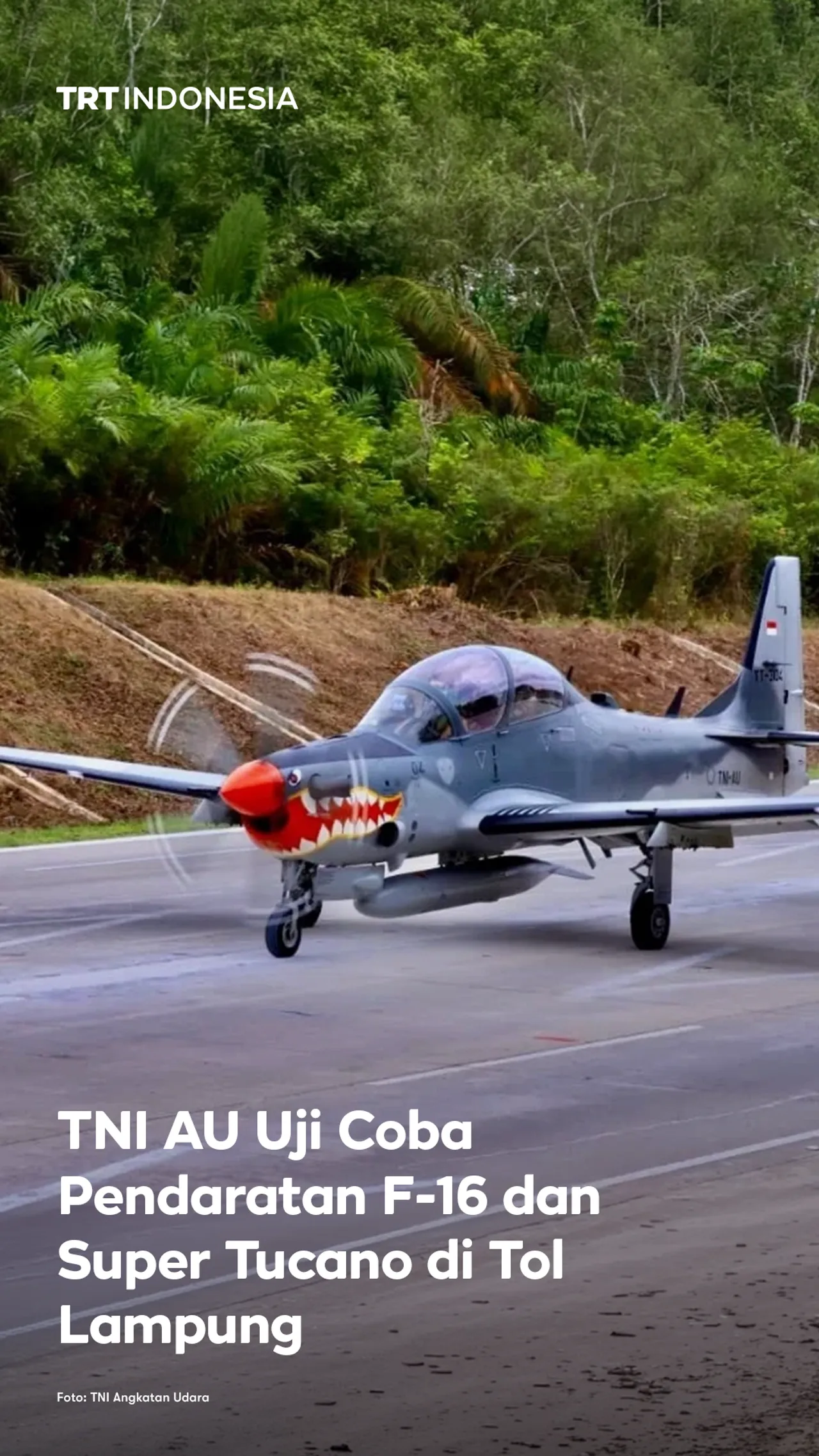 TNI AU uji coba pendaratan jet tempur F-16 dan super tucano di Tol Lampung
