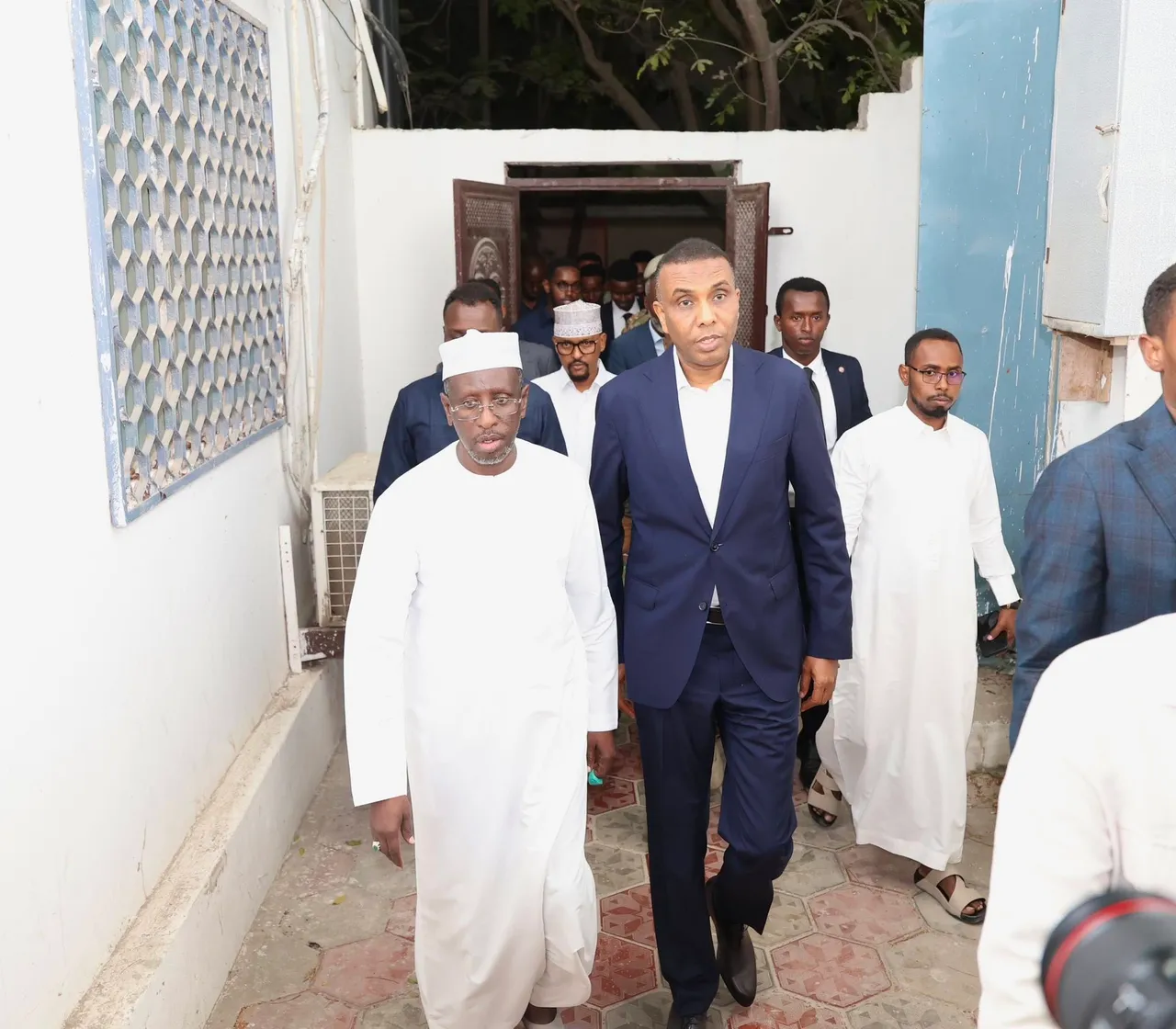 Ra’iisul Wasaaraha Soomaaliya Xamsa Cabdi Barre oo hoygooda kula kulmay hoggaamiyayaal hore