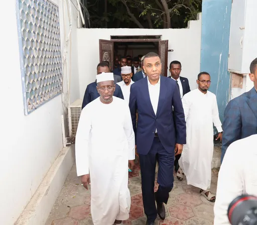 Ra’iisul Wasaaraha Soomaaliya Xamsa Cabdi Barre oo hoygooda kula kulmay hoggaamiyayaal hore