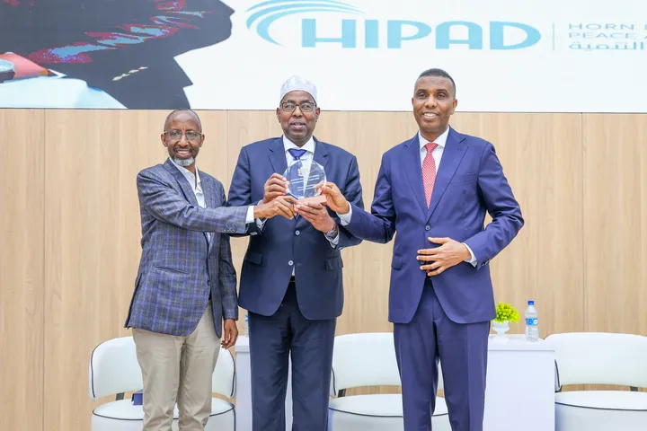 Danjire Maxamed Cabdi Afey oo Muqdisho ku baalfuray buuggiisa cusub ee 'Baadigoobkii Nabadda Geeska'