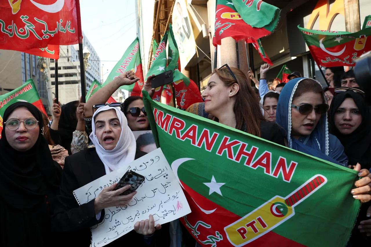 पाकिस्तान का कहना है कि जेल में बंद पूर्व प्रधानमंत्री इमरान खान को विशेष नेत्र उपचार मिलेगा।