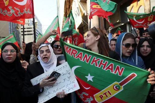 पाकिस्तान का कहना है कि जेल में बंद पूर्व प्रधानमंत्री इमरान खान को विशेष नेत्र उपचार मिलेगा।