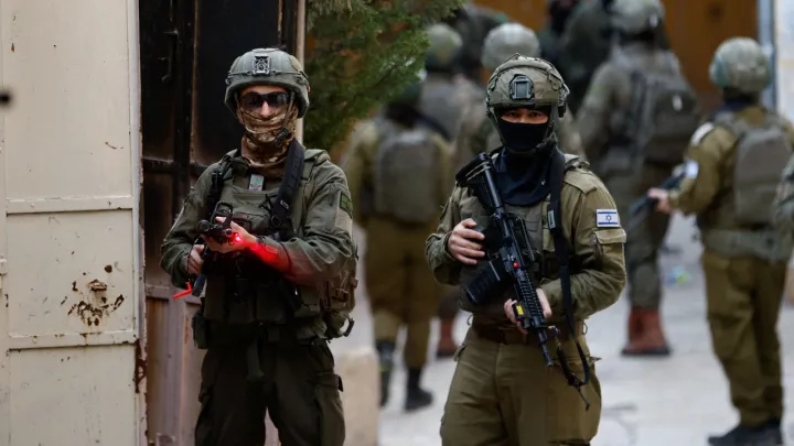 الضفة.. إصابات واعتقالات وترحيل عائلات باقتحامات إسرائيلية واعتداءات مستوطنين