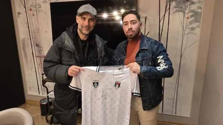 Guardiola mbështet ekipin e futbollit të të amputuarve në Gaza me fanella palestineze të firmosura
