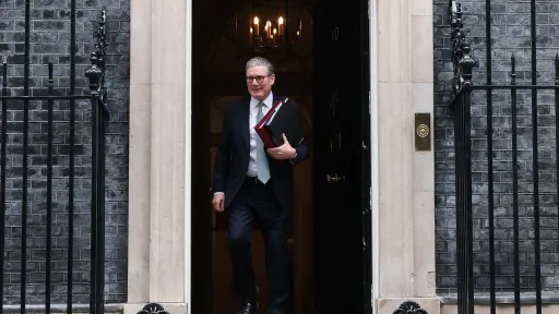 استقالة جديدة في حكومة ستارمر على خلفية أزمة صلات السفير البريطاني بإبستين