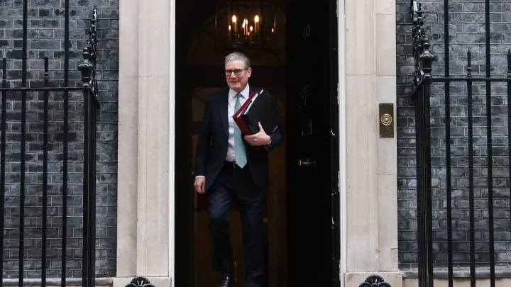 استقالة جديدة في حكومة ستارمر على خلفية أزمة صلات السفير البريطاني بإبستين
