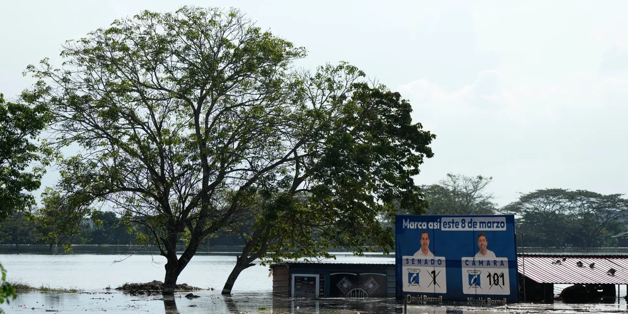 Colômbia declara estado de emergência após inundações mortais desalojarem milhares de pessoas