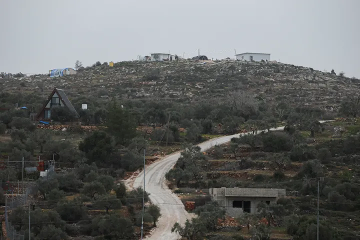 تفجير مكتب لفتح في نابلس واقتحامات بالضفة.. ورئيس وزراء فلسطين يدعو لرد دولي حاسم على الاستيطان
