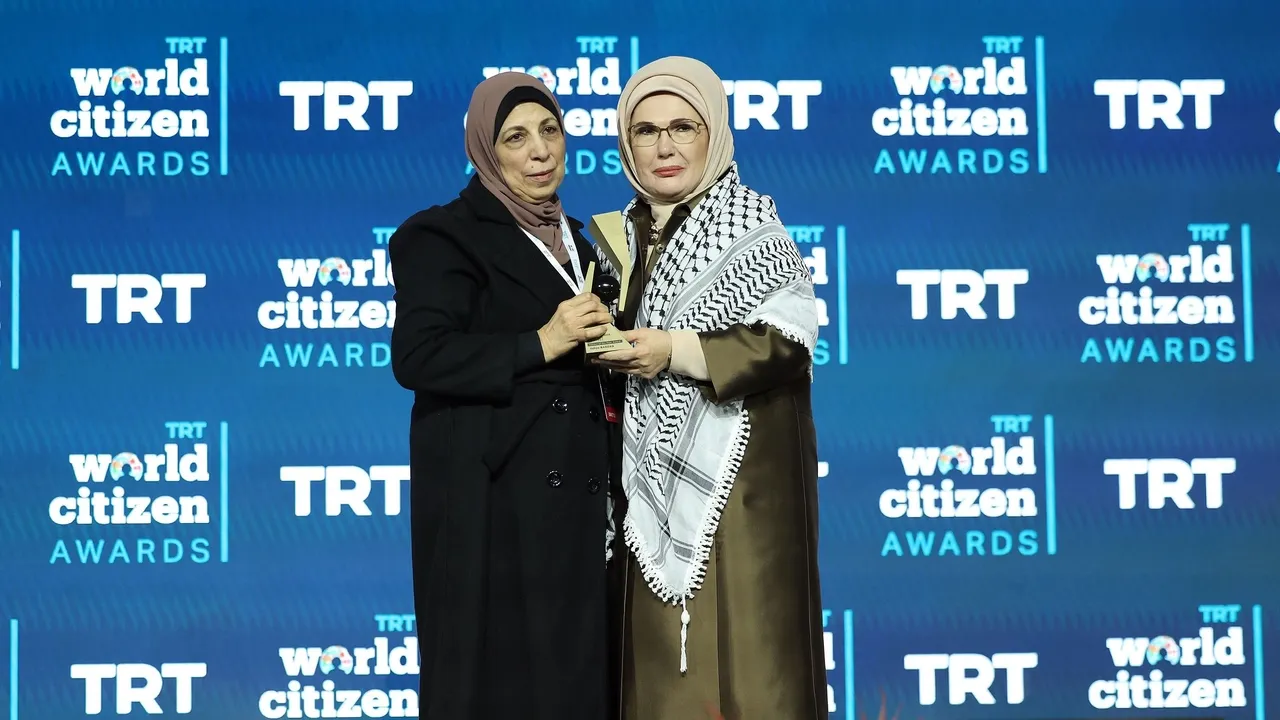 Ə.Ərdoğan "TRT World Citizen Awards" mərasimində humanitar fəaliyyət göstərənləri mükafatlandırıb
