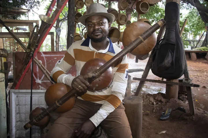 Mveti, instrumenti i lashtë nga Afrika Qendrore që kombinon mitologjinë dhe muzikën