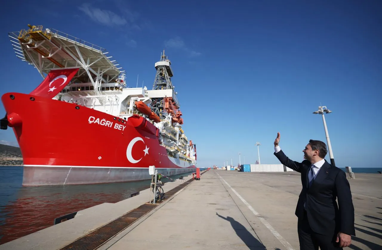 سفينة الحفر التركية "تشاغري بيه" تبحر إلى الصومال للتنقيب عن الطاقة