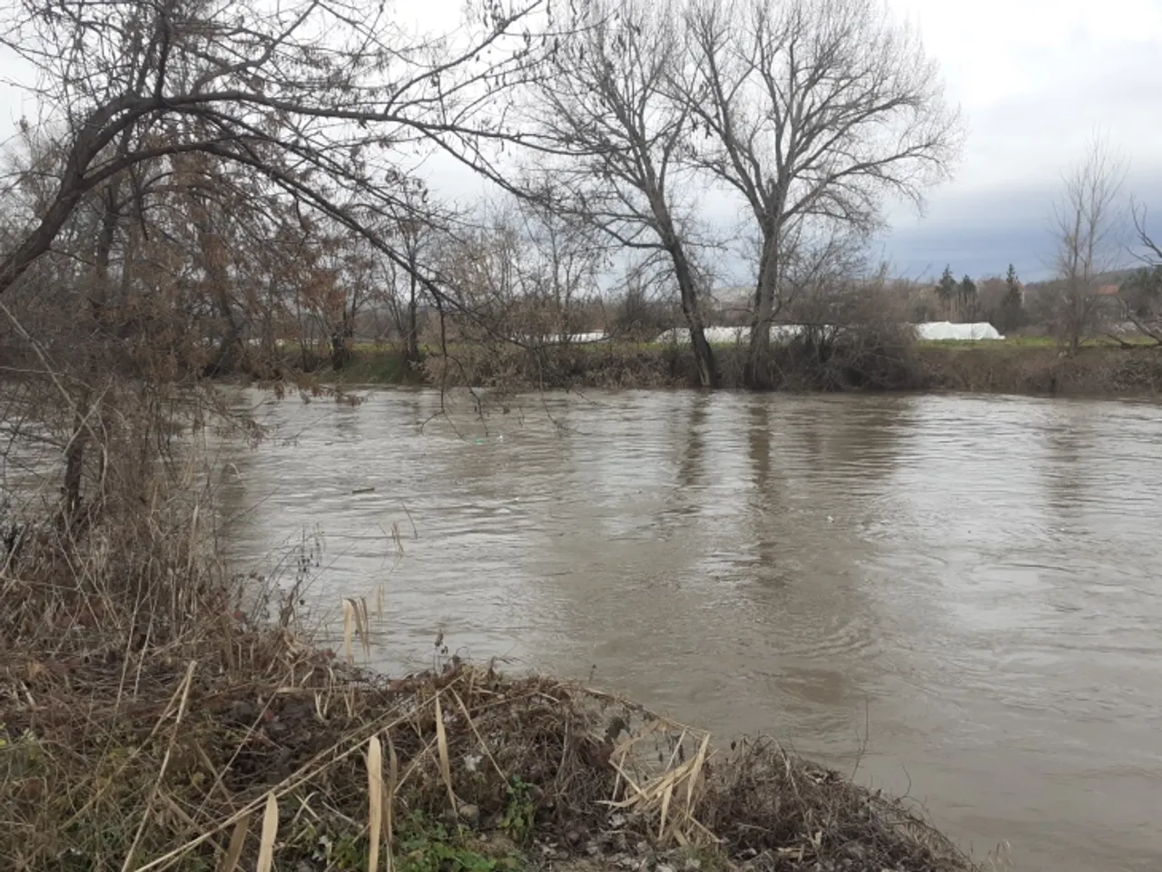 УХМР: И понатаму високи водостои на Вардар и Треска, ЦУК со интервенции во повеќе региони
