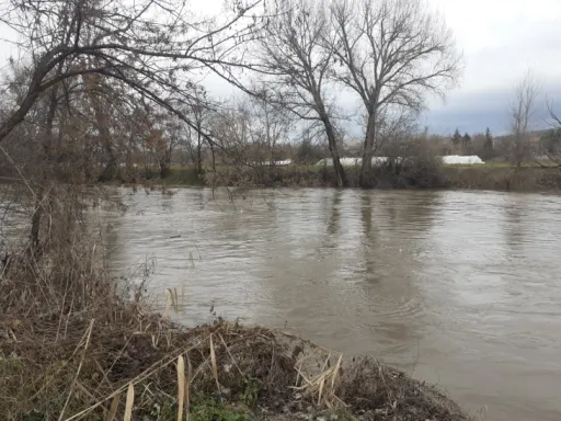 УХМР: И понатаму високи водостои на Вардар и Треска, ЦУК со интервенции во повеќе региони