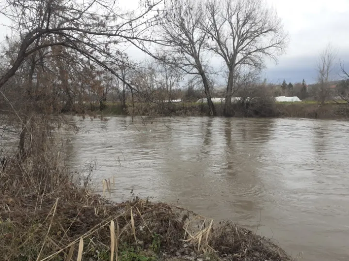 УХМР: И понатаму високи водостои на Вардар и Треска, ЦУК со интервенции во повеќе региони