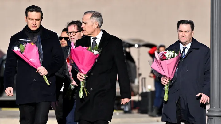 Mark Carney visita memorial à medida que novos detalhes surgem relativamente ao tiroteio no Canadá