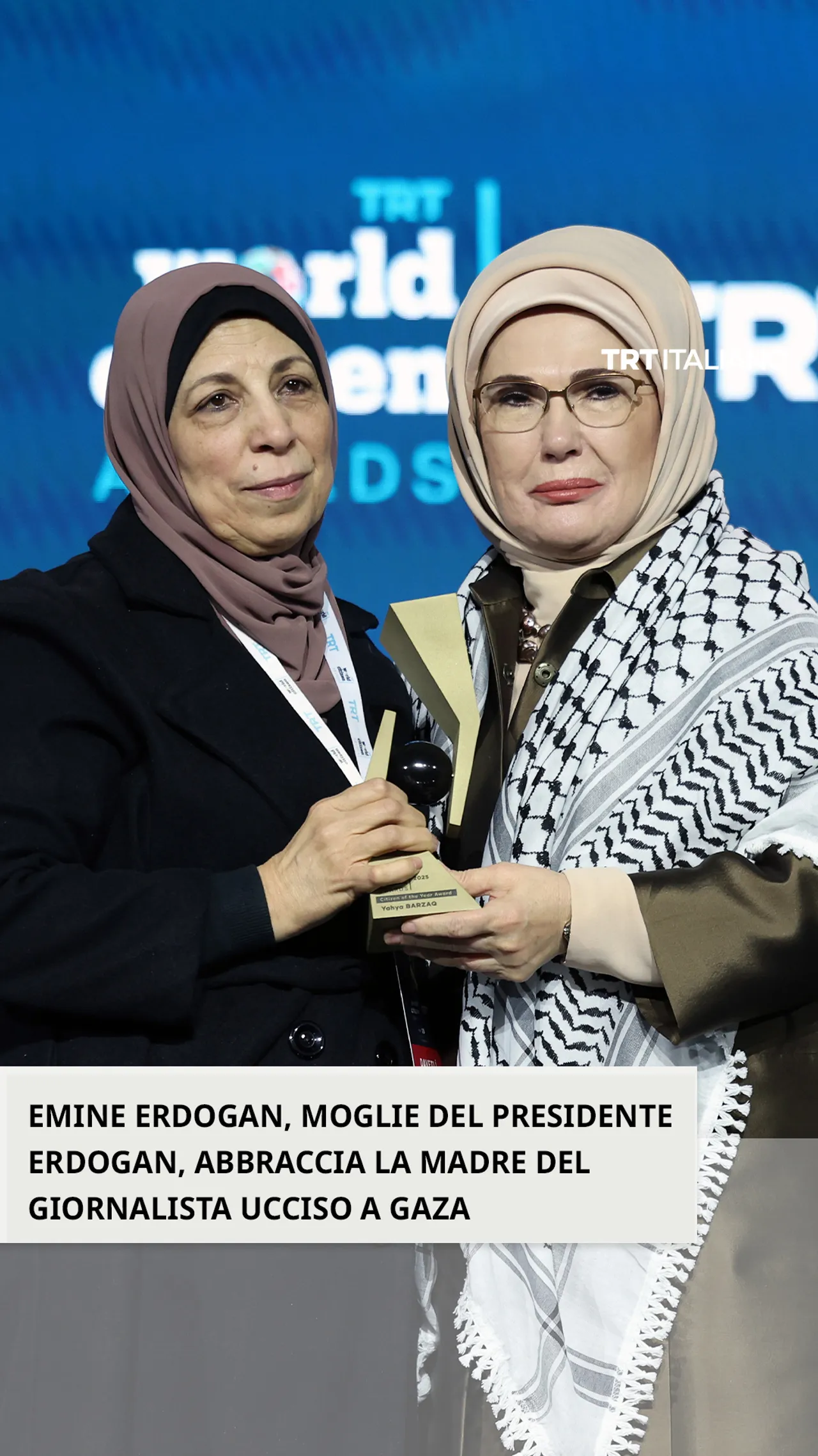 First Lady Erdogan abbraccia la madre del giornalista ucciso a Gaza