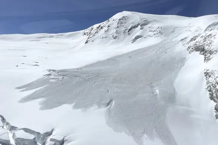 Fort danger d’avalanches en Suisse: un train déraille et Orsières évacue ses habitants