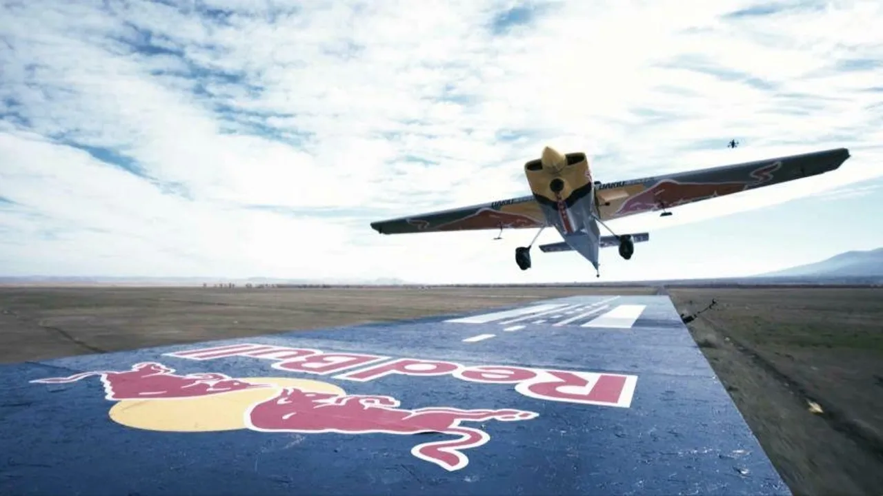 Pilot kaskader Dario Costa izveo „touch-and-go“ manevar na vozu u pokretu