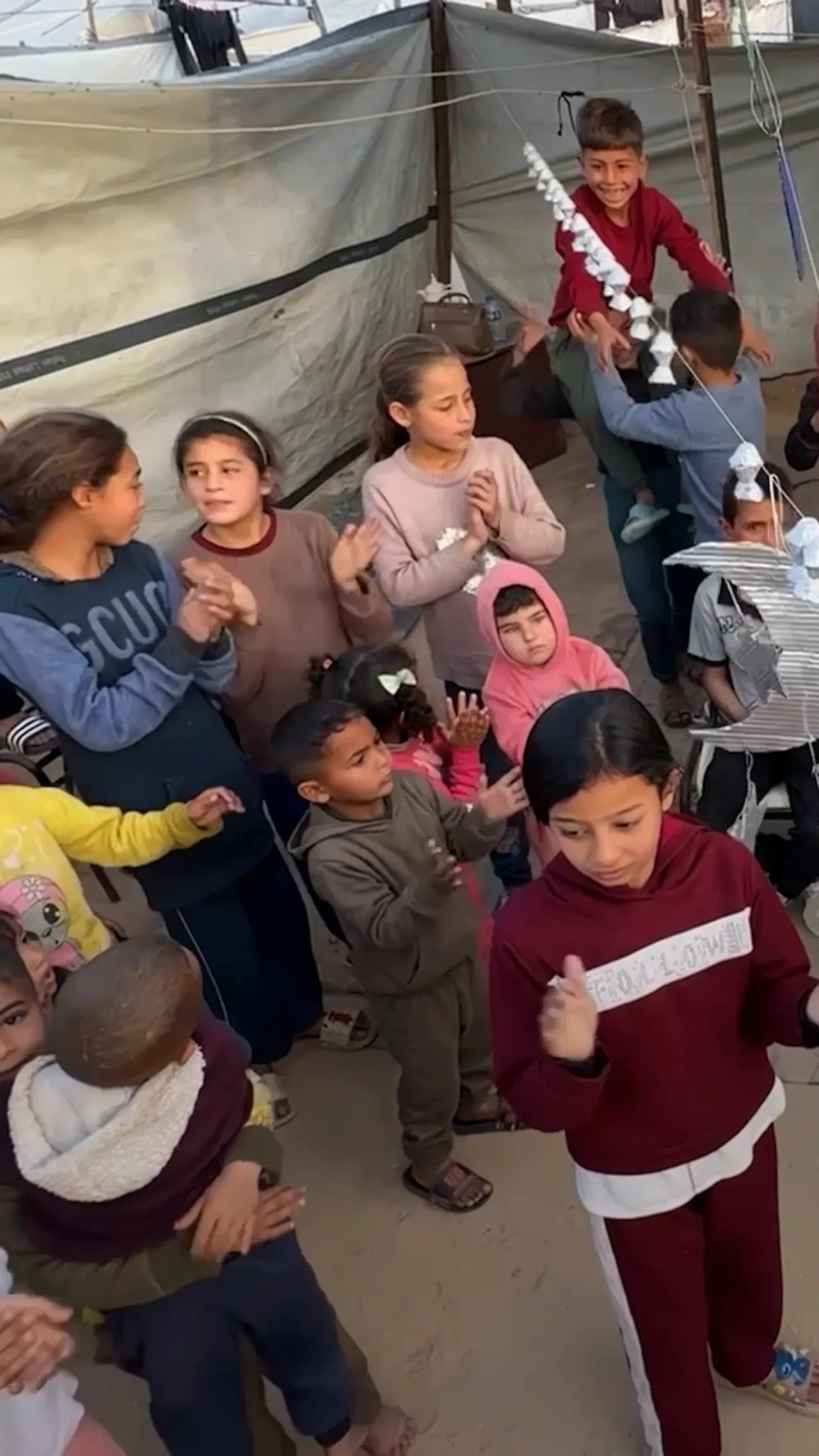 Pengungsi warga Palestina di Gaza sebarkan sukacita Ramadan