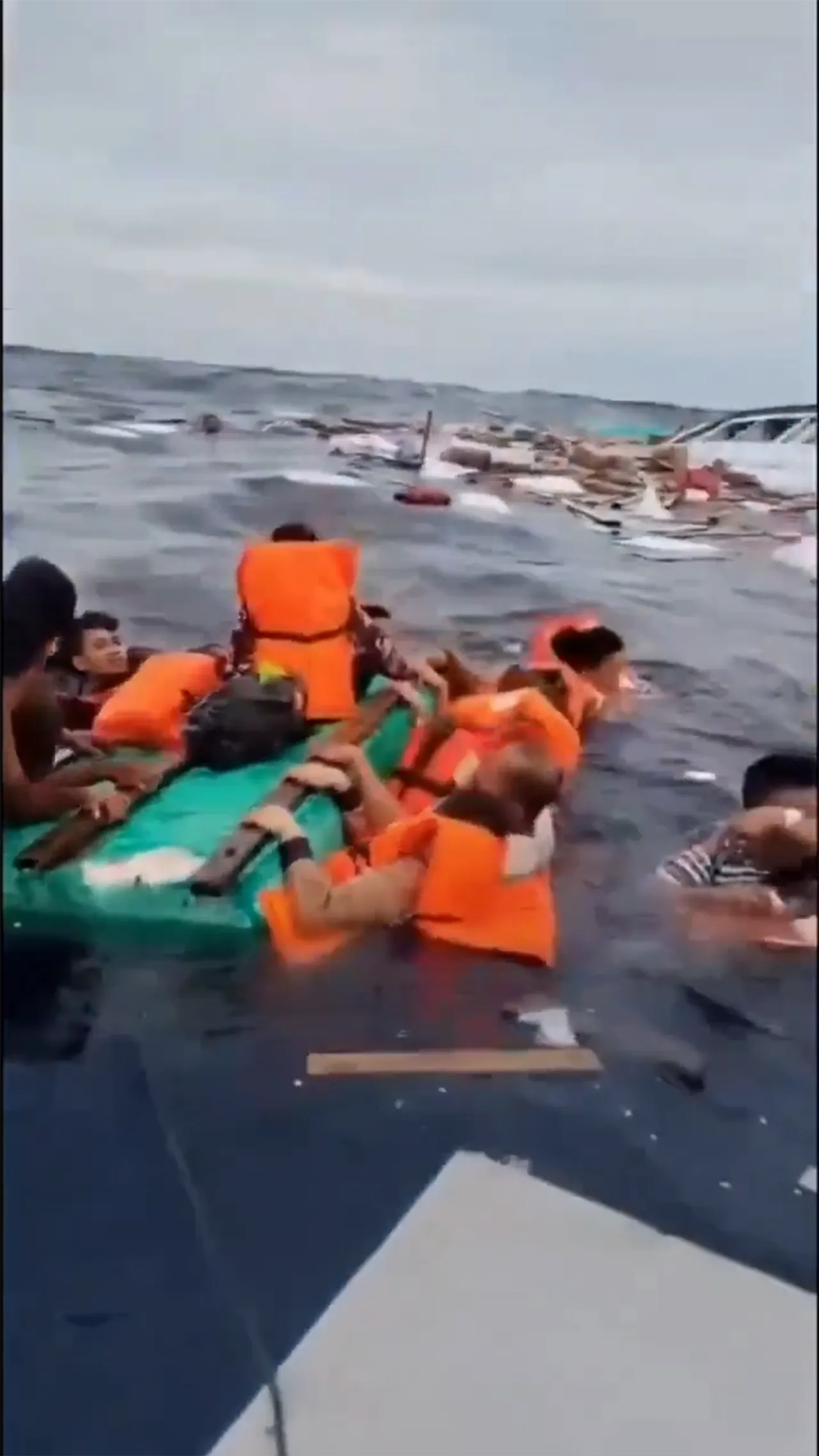 Kapal yang ditumpangi tenggelam, penumpang terombang-ambing di Sulawesi Tenggara