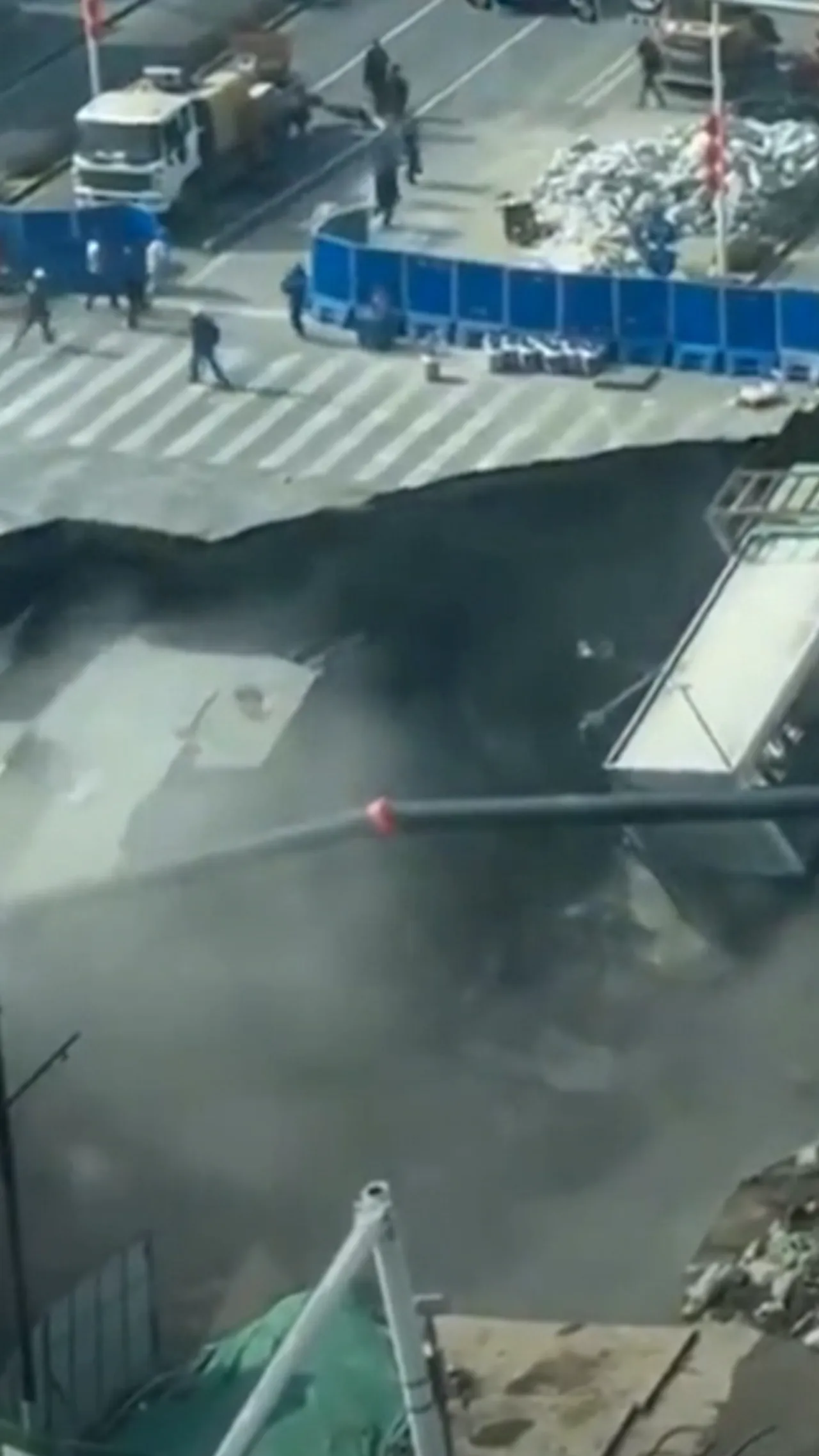 Lubang besar telan jalan raya di Shanghai, China