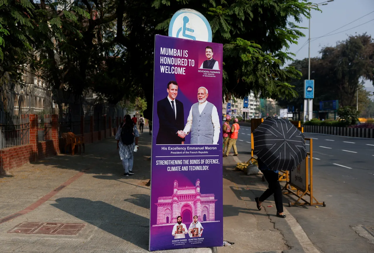 फ्रांस के राष्ट्रपति मैक्रोन द्विपक्षीय वार्ता और एआई शिखर सम्मेलन के लिए भारत पहुंचे।