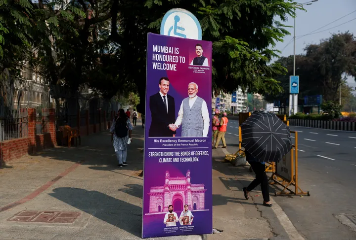 फ्रांस के राष्ट्रपति मैक्रोन द्विपक्षीय वार्ता और एआई शिखर सम्मेलन के लिए भारत पहुंचे।