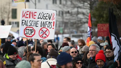3.500 Menschen protestieren gegen Höcke-Auftritt im Allgäu