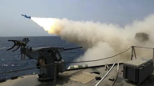 Иран начал учения в Ормузском проливе