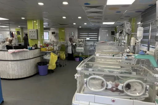 بين الخيام والحضانات المعطلة.. "حرب ديمغرافية ممنهجة" تستهدف حياة الأمهات في غزة