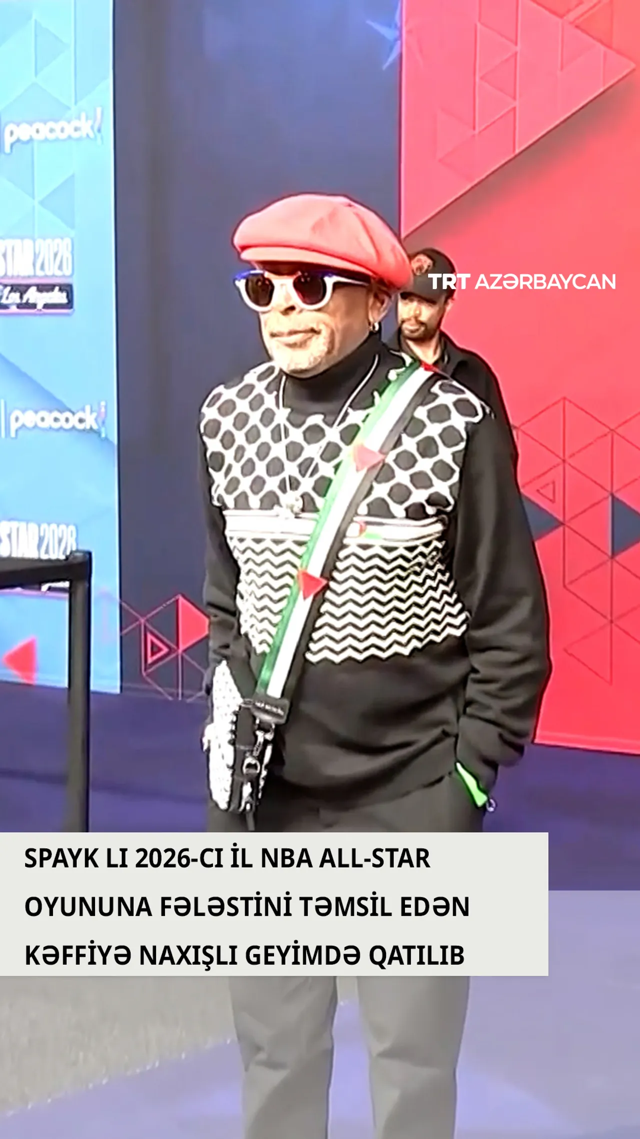 Spayk Li 2026-cı il NBA All-Star oyununa kəffiyə naxışlı geyimdə qatılıb