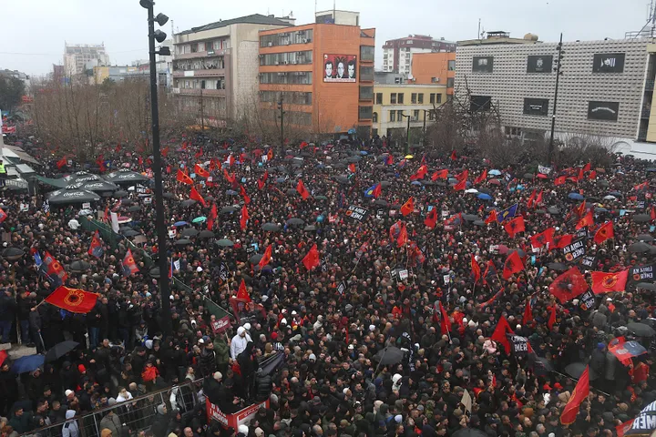 Qytetarët “pushtojnë” rrugët e Prishtinës, bëjnë thirrje për drejtësi për ish-krerët e UÇK-së