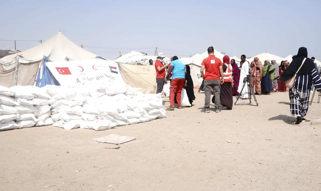 الهلال الأحمر التركي يوزّع مساعدات غذائية على 1200 أسرة نازحة في بورتسودان