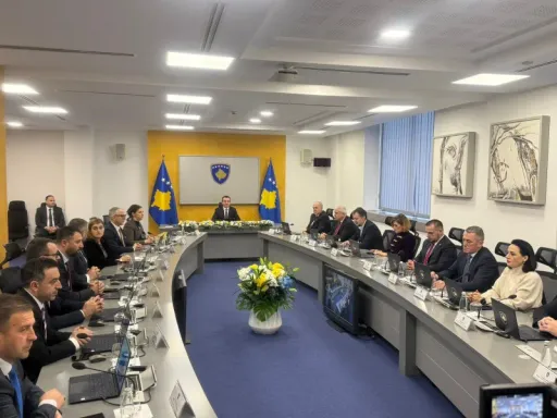 Kurti  Përfaqësuesit e shpalljes së pavarësisë po mbahen padrejtësisht në Hagë