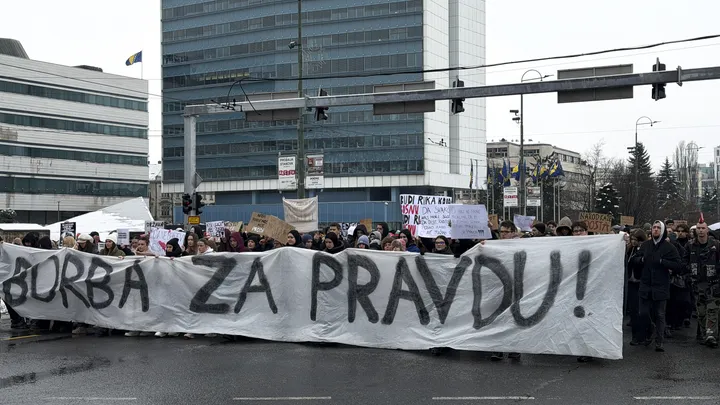 Peti dan nakon tramvajske nesreće u Sarajevu: Demonstranti traže odgovornost i siguran javni prevoz