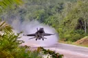 TNI AU uji coba pendaratan F-16 di Tol Lampung sebagai landasan darurat pesawat militer