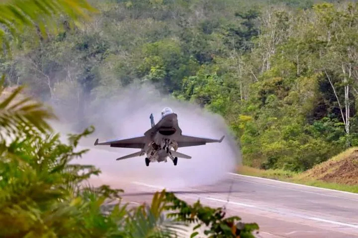 TNI AU uji coba pendaratan F-16 di Tol Lampung sebagai landasan darurat pesawat militer