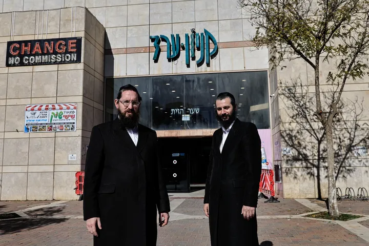 מאבק על צביון ציבורי בערד: הדרת נשים בקניון מעוררת סערה