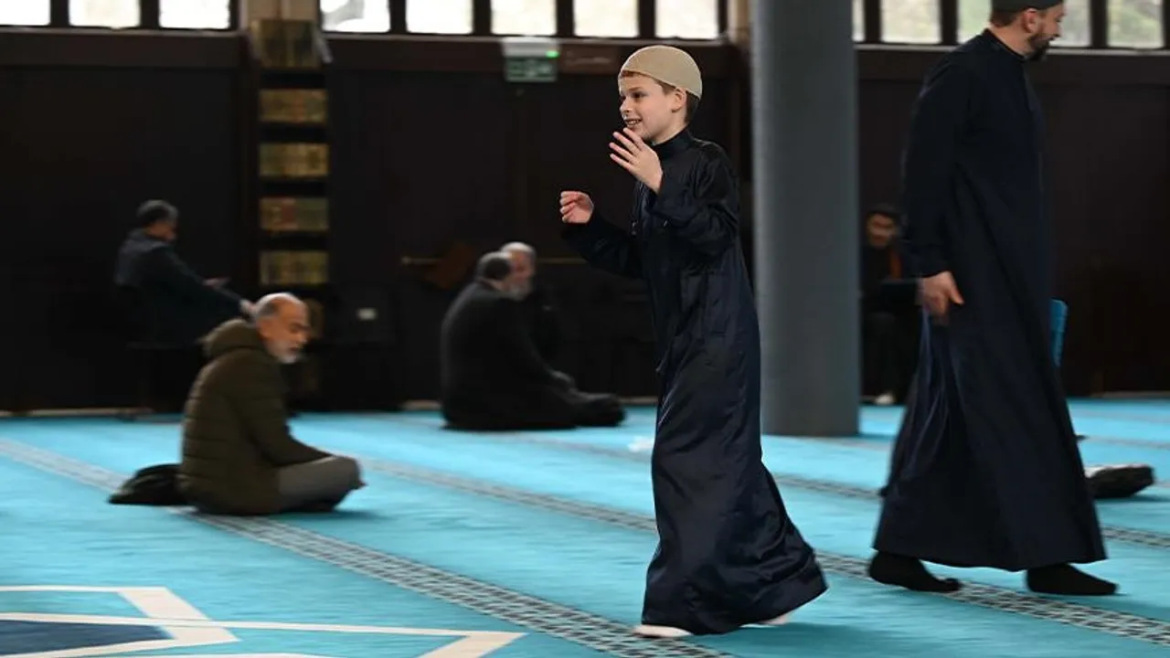 تركيا توجه دعوة إلى الطفل البريطاني صاحب مبادرة "كعكة ضد الكراهية"