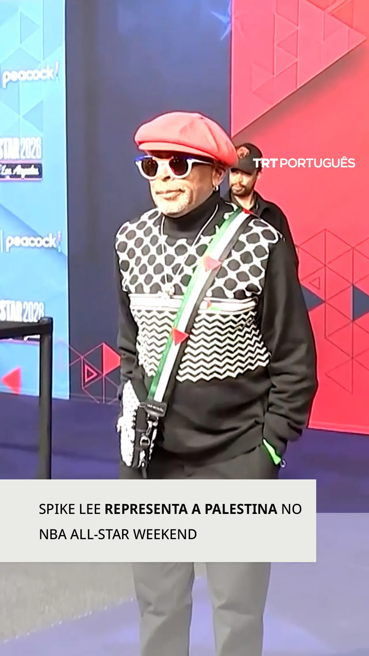 Spike Lee visto usando um casaco com capuz com padrão keffiyeh no NBA All-Star Weekend 2026