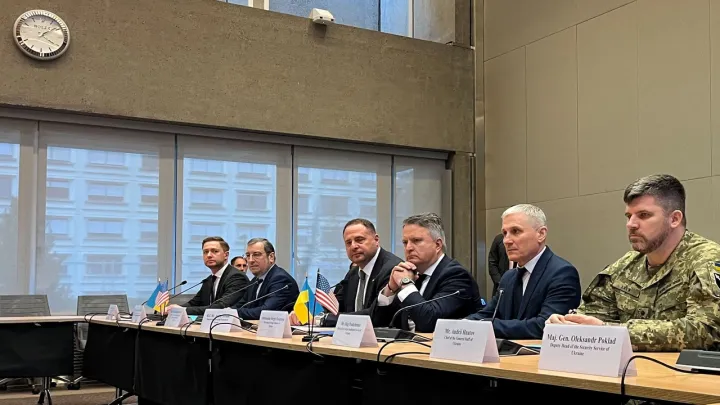 Delegação ucraniana dirige-se a Genebra para negociações com a Rússia mediadas pelos EUA