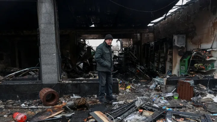 تزامناً مع انطلاق محادثات جنيف.. هجمات روسية وأكرانية متبادلة واستهداف منشآت طاقة