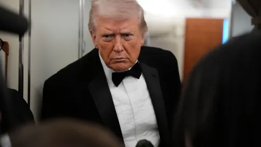 Трамп Иранмен келіссөздерге жанама түрде қатысатынын білдірді