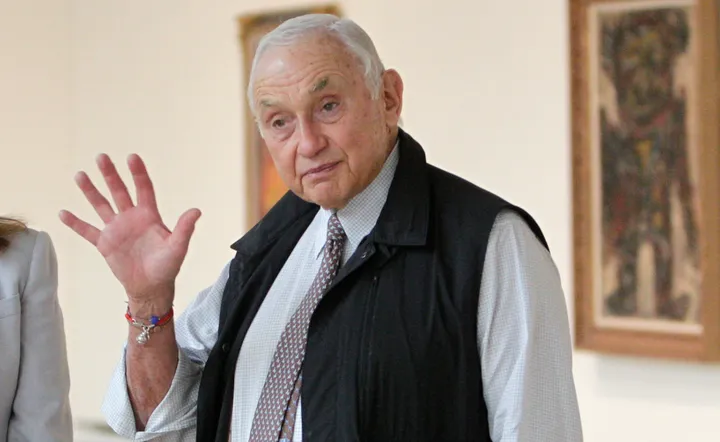 US retail tycoon Les Wexner claims Epstein 'conned' him, but some Democrats doubt his honesty