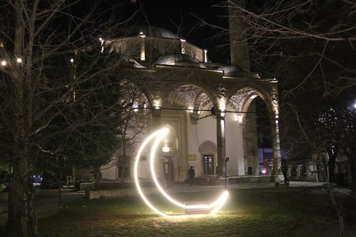 Besimtarët myslimanë të rajonit falin teravinë e parë të Ramazanit