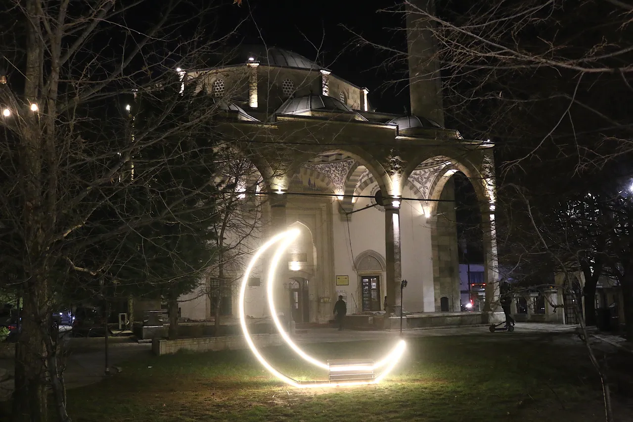 Besimtarët myslimanë të rajonit falin teravinë e parë të Ramazanit