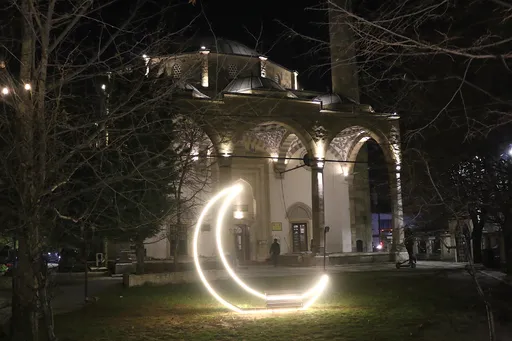 Besimtarët myslimanë të rajonit falin teravinë e parë të Ramazanit