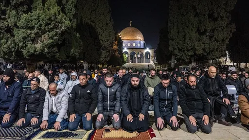 Miles rezan en la mezquita de Al-Aqsa el primer Tarawih de Ramadán, mientras Israel veta a su imam