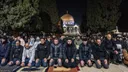 Miles rezan en la mezquita de Al-Aqsa el primer Tarawih de Ramadán, mientras Israel veta a su imam