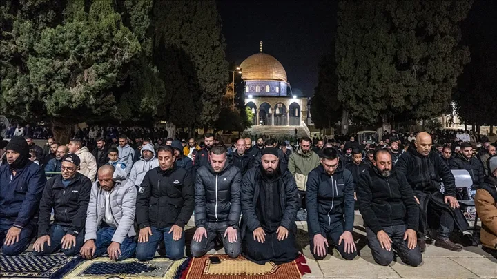 Miles rezan en la mezquita de Al-Aqsa el primer Tarawih de Ramadán, mientras Israel veta a su imam